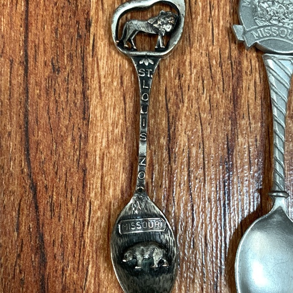 Vintage set of 8 souvenir travel pewter spoons Gish and Fort brands approx 4” - Picture 3 of 13